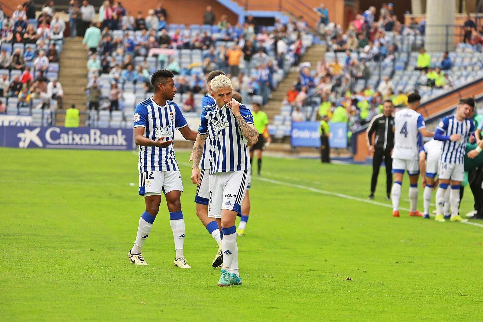 Antonio Domínguez besa el escudo del Recre después de marcar el primer gol.
