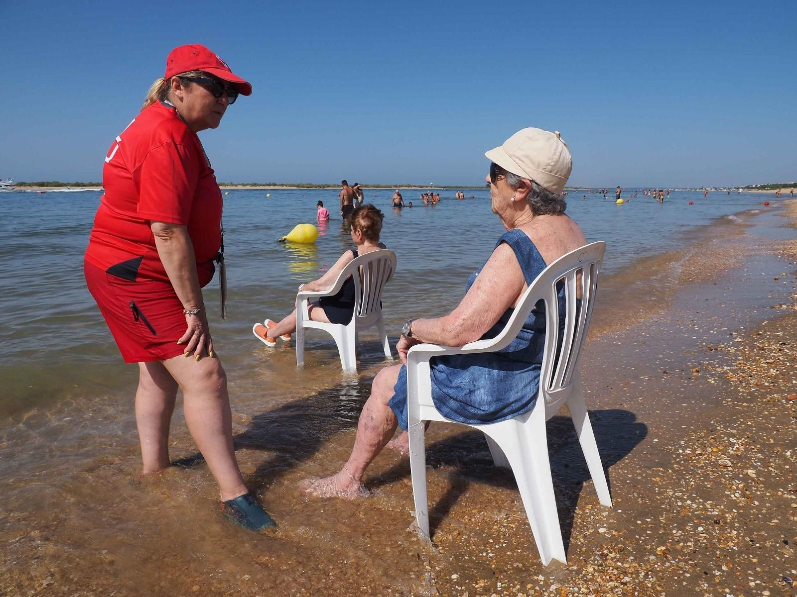 Las mejores imágenes del baño sin fronteras de Cruz Roja en la playa de Cartaya