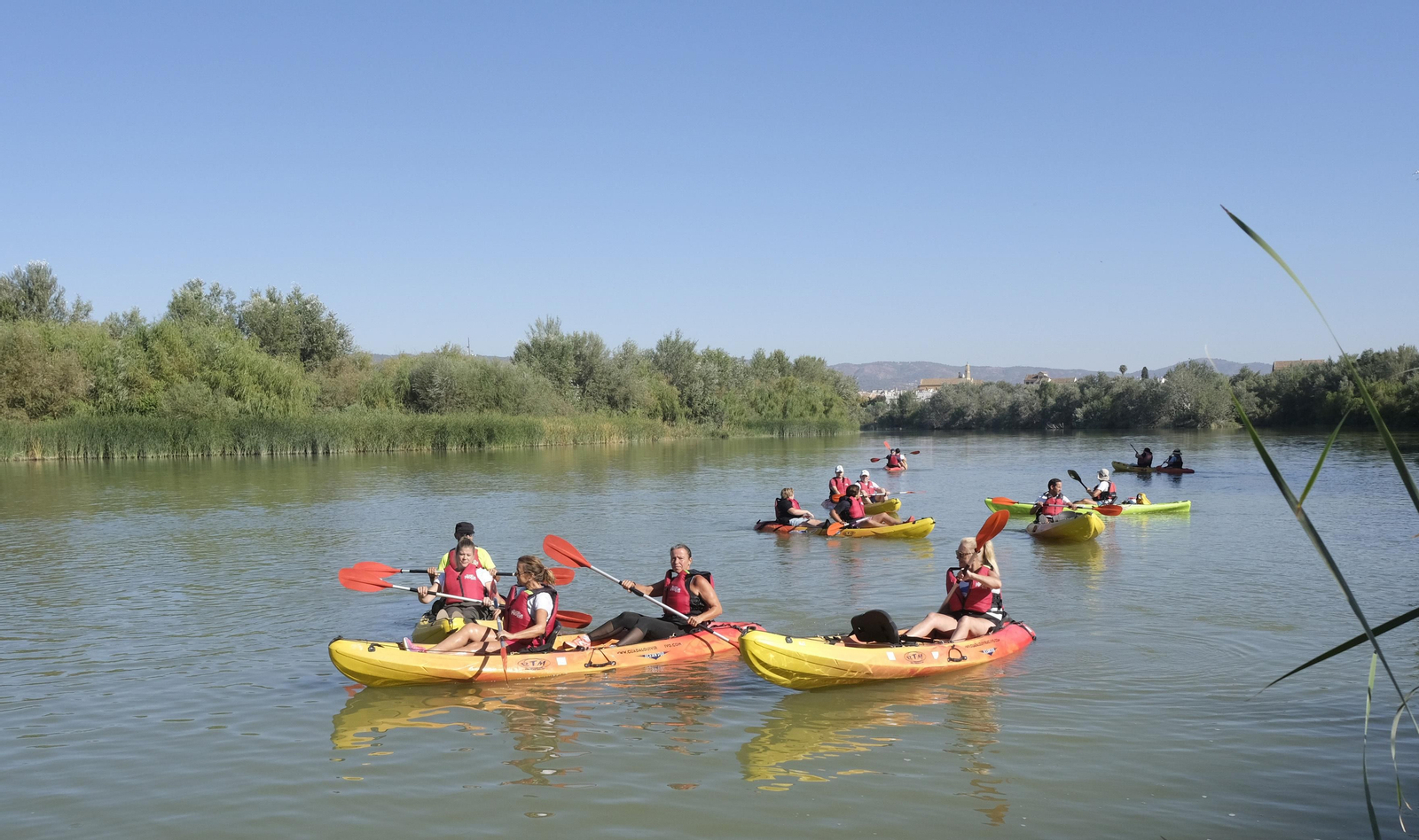 La ruta en kayak por el Guadalquivir de Córdoba se echa al agua, en imágenes
