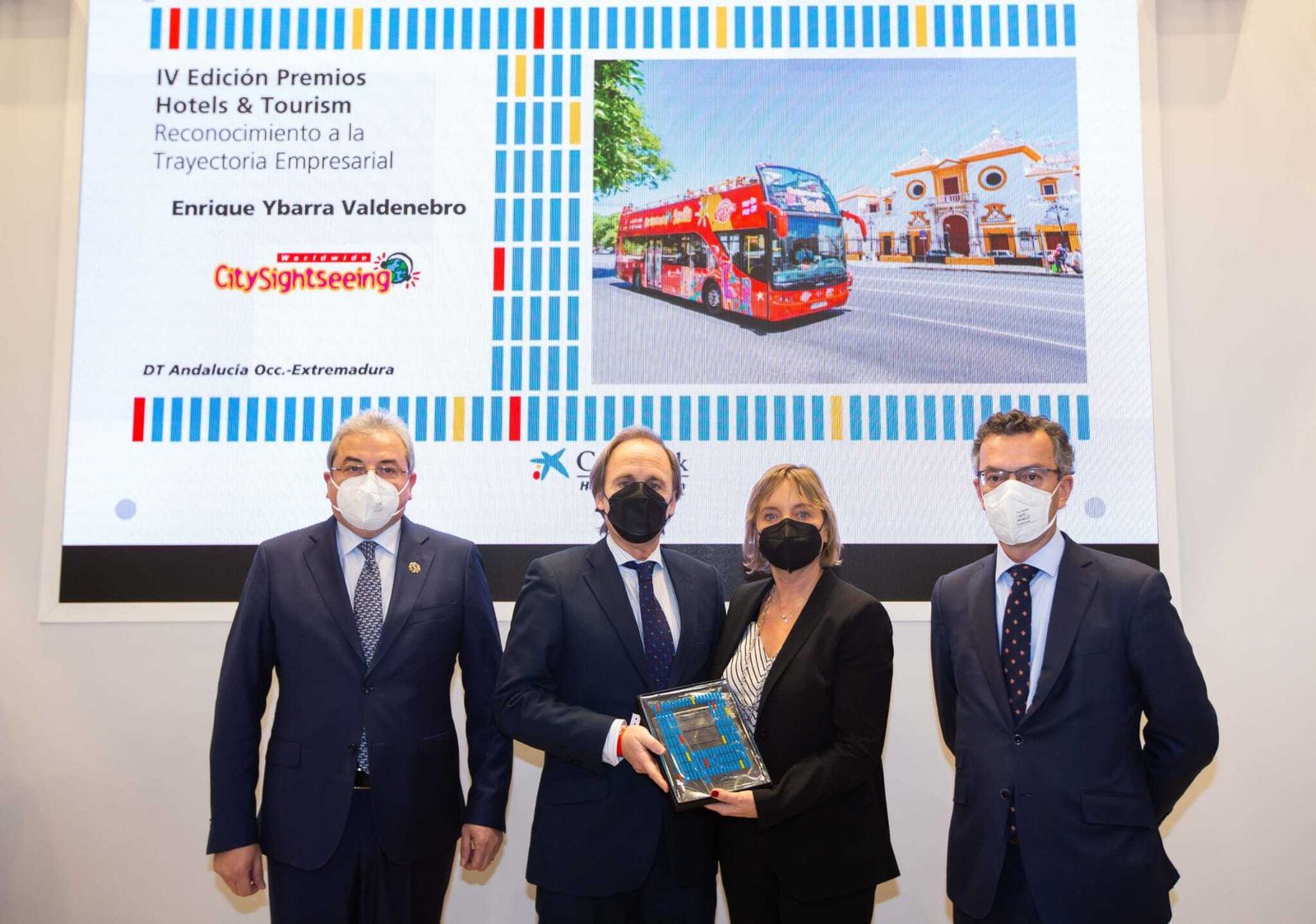 María Jesús Catalá entrega el premio a Enrique Ybarra.