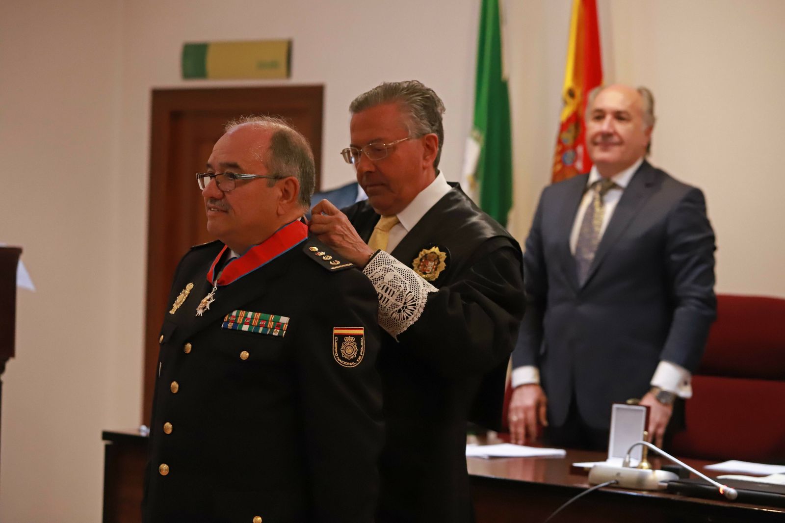 Fernando Calleja recibe la Cruz de San Raimundo de Peñafort de manos de Manuel Gutiérrez Luna.