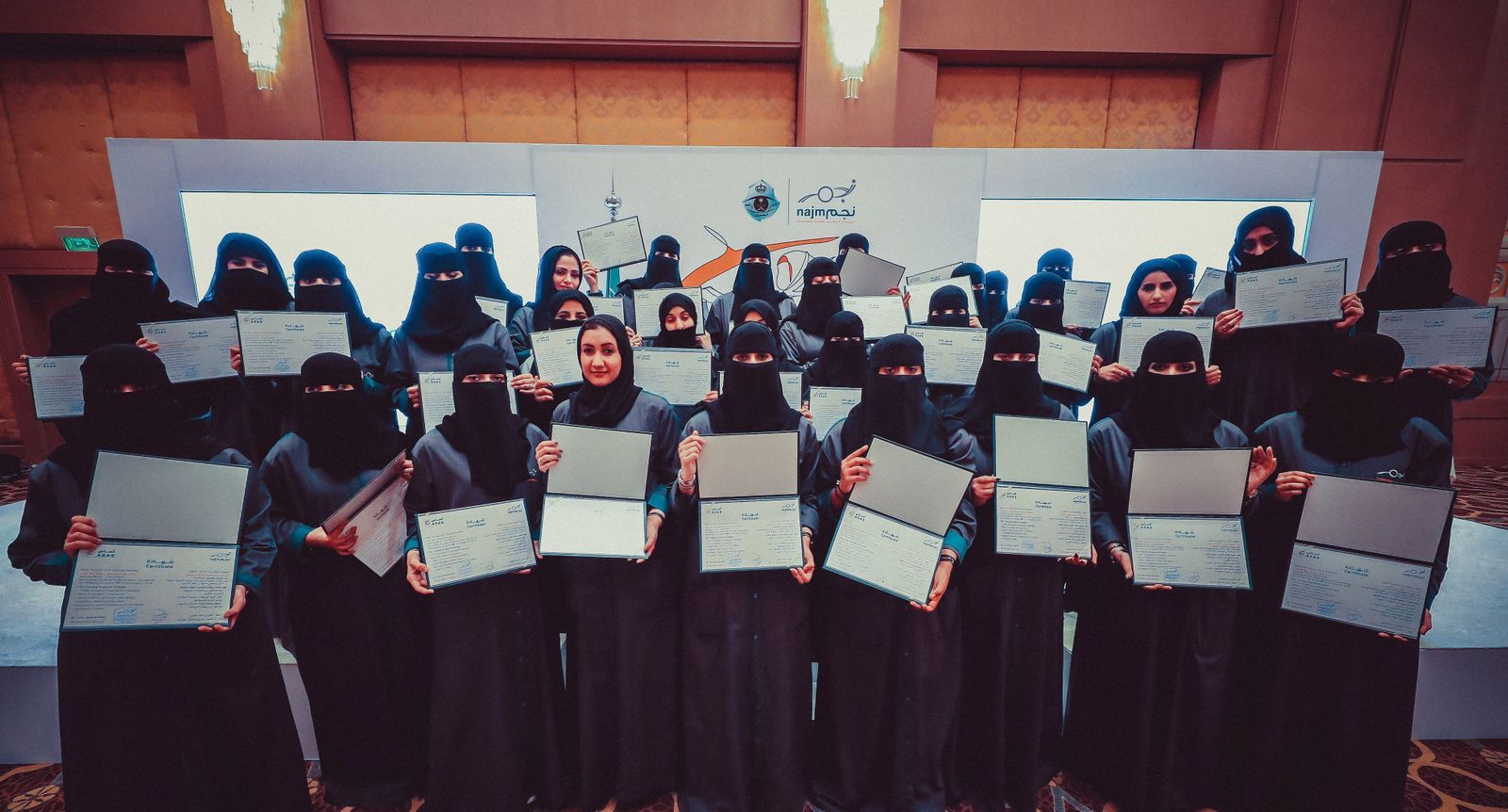 Mujeres graduadas en investigación de accidentes de tráfico posan ayer en un hotel de Riad.