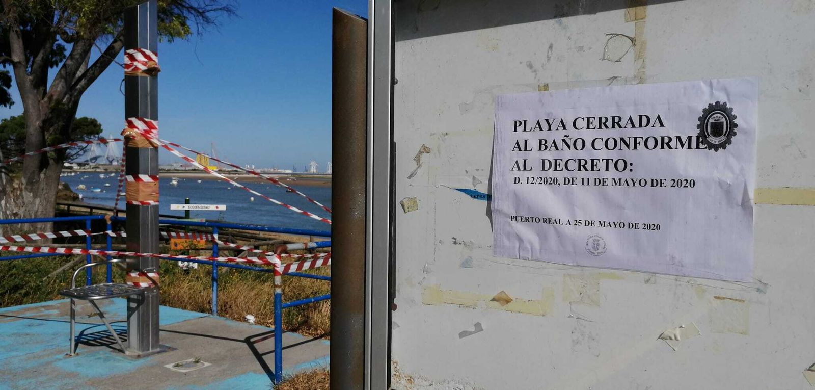 Un cartel advierte de la prohibición del baño en una playa de Puerto Real
