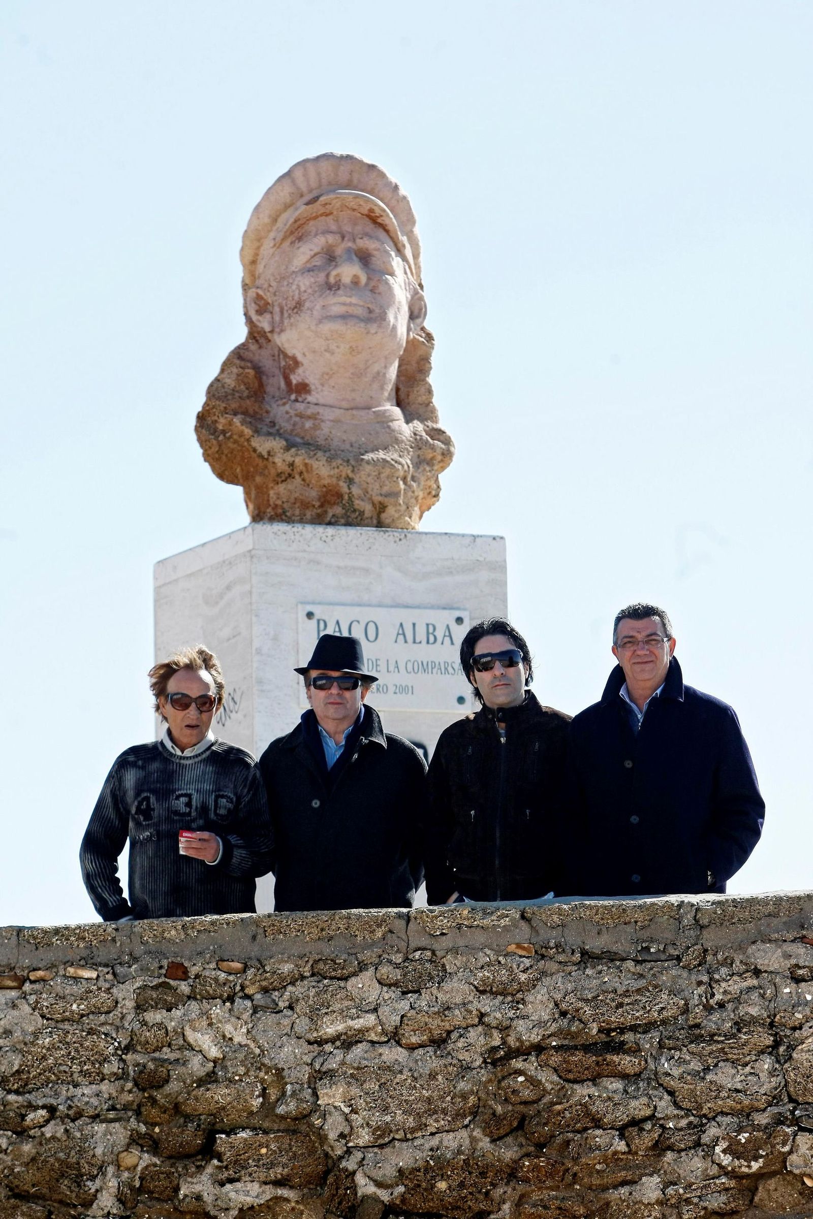 Pedro Romero, Antonio Martín, Antonio Martínez Ares y Joaquín Quiñones, junto al busto de Paco Alba en enero de 2010.