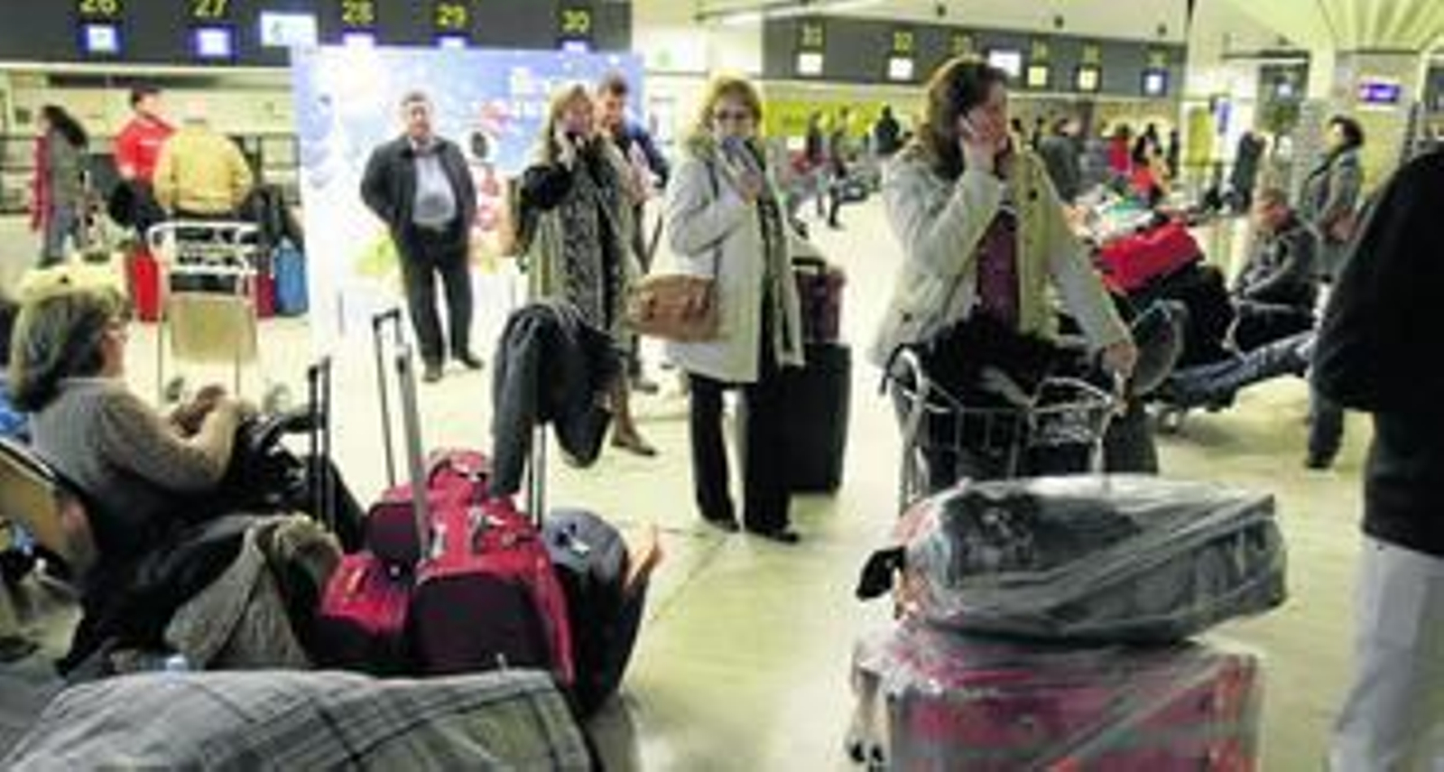 Pasajeros en el aeropuerto de Sevilla durante el cierre del espacio aéreo en diciembre de 2010.