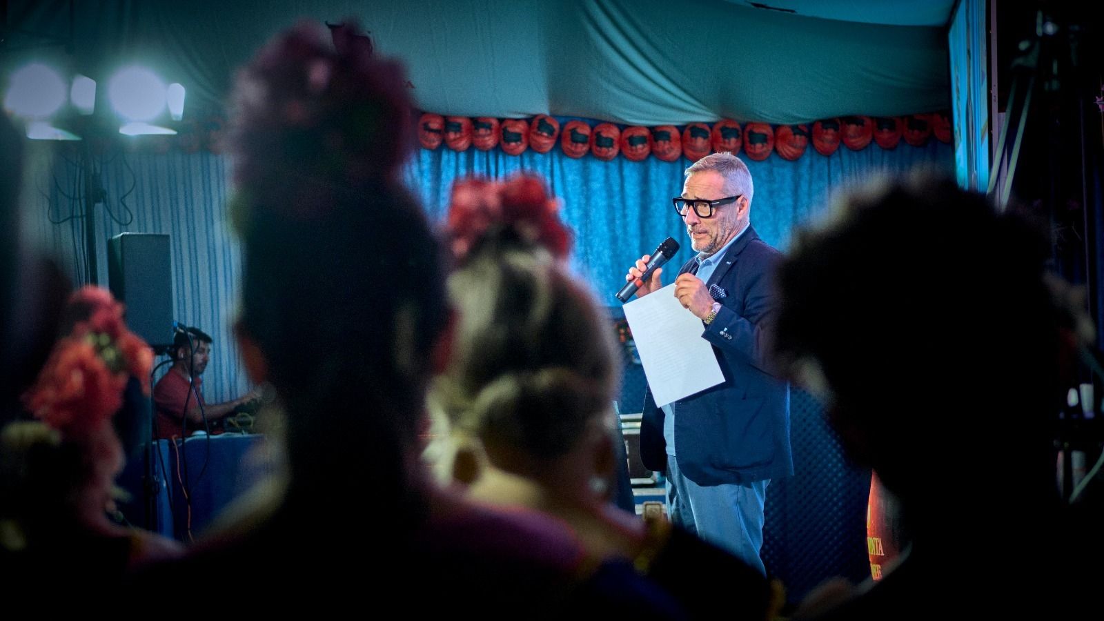 El periodista madrileño, durante el pregón en la caseta de Helo-Libo.