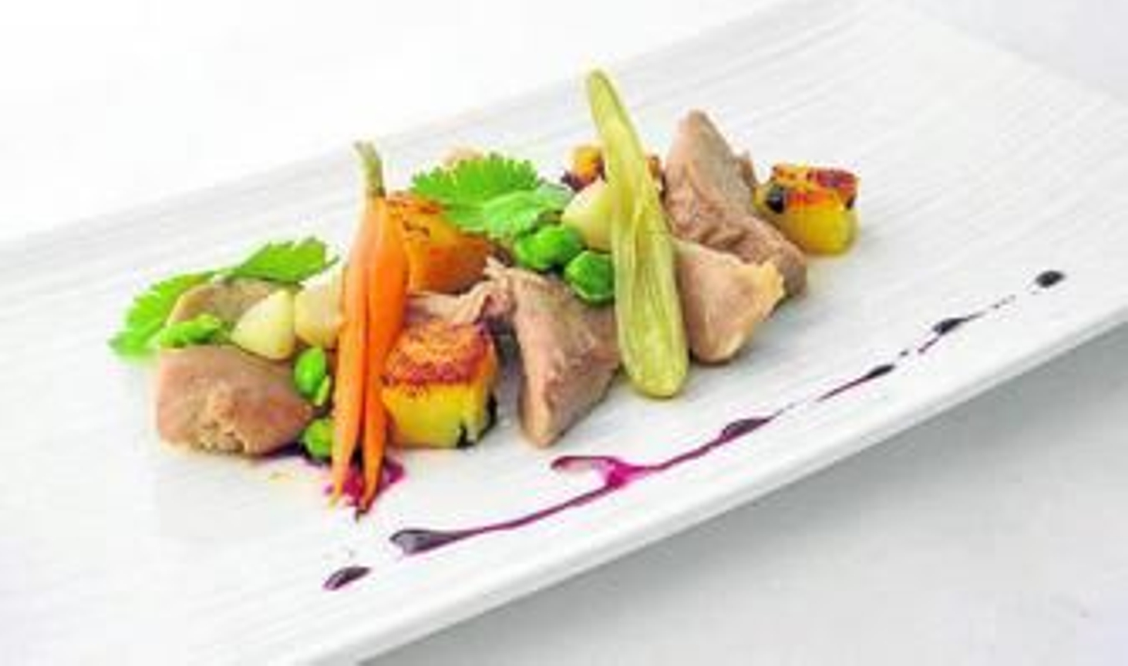 El joven cocinero Francisco José Martín durante la prueba, ayer en las instalaciones de Le Cordon Bleu Madrid.