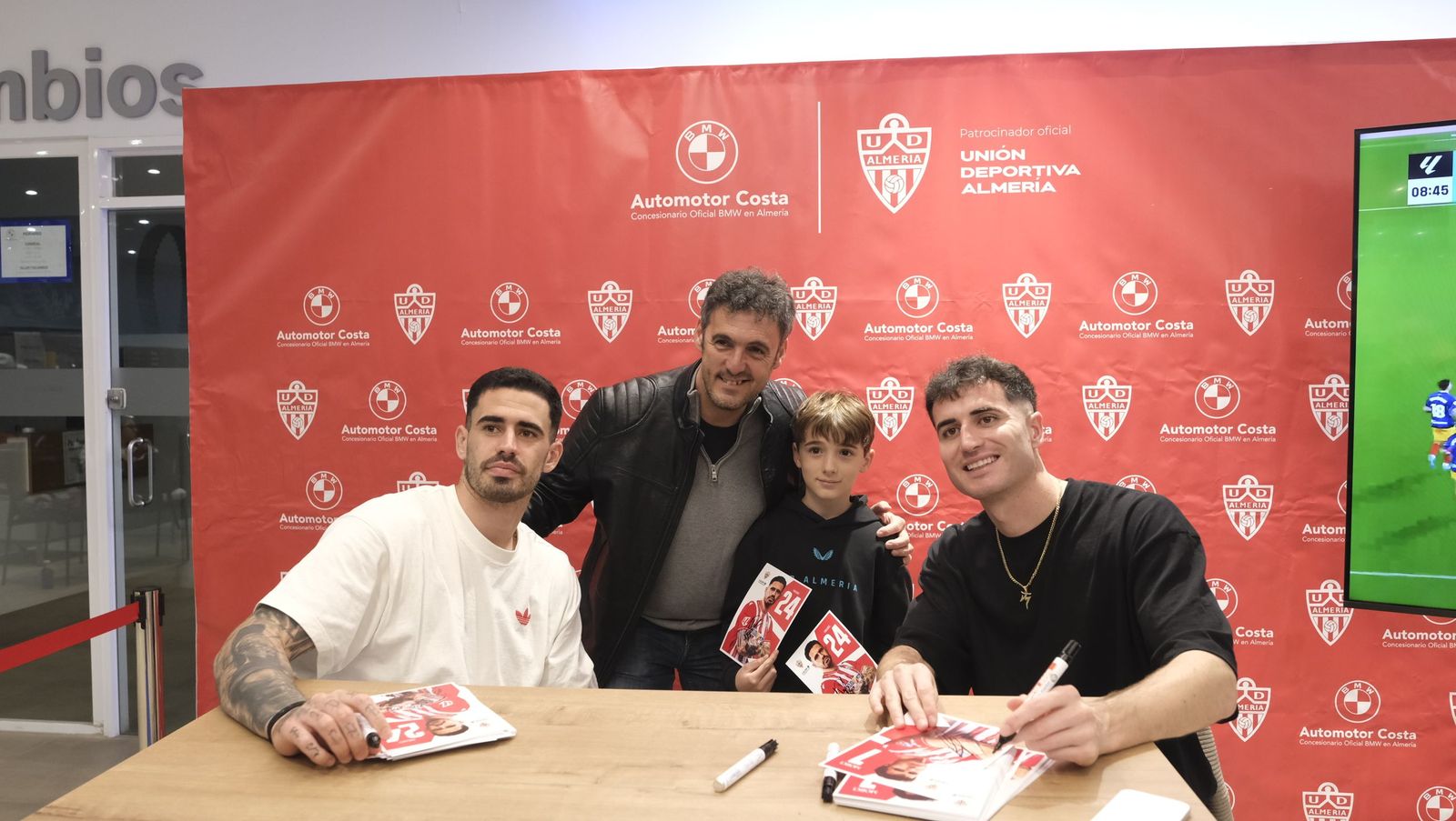 La firma de autógrafos de Jon Morcillo y Miguel de la Fuente en Automotor Costa BMW