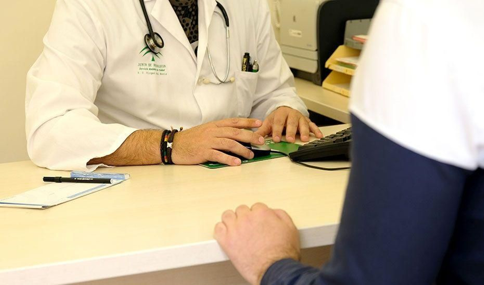 Un médico atiende a un paciente. Un médico atiende a un paciente.