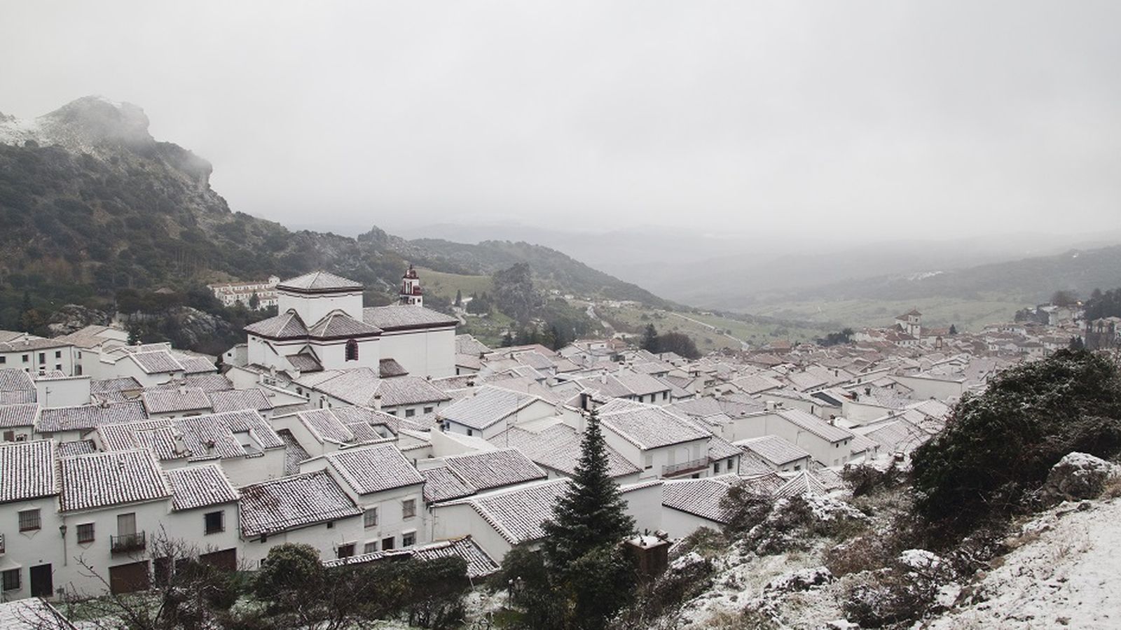 Vista general del municipio de Grazalema, nevado.