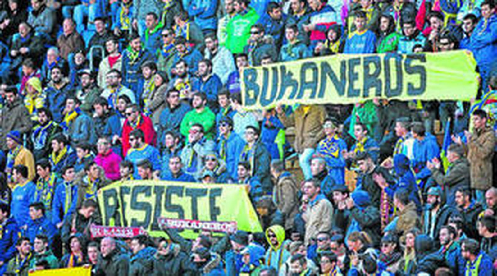 Un nutrido grupo de aficionados animando ayer al Cádiz desde la grada de Fondo Sur.