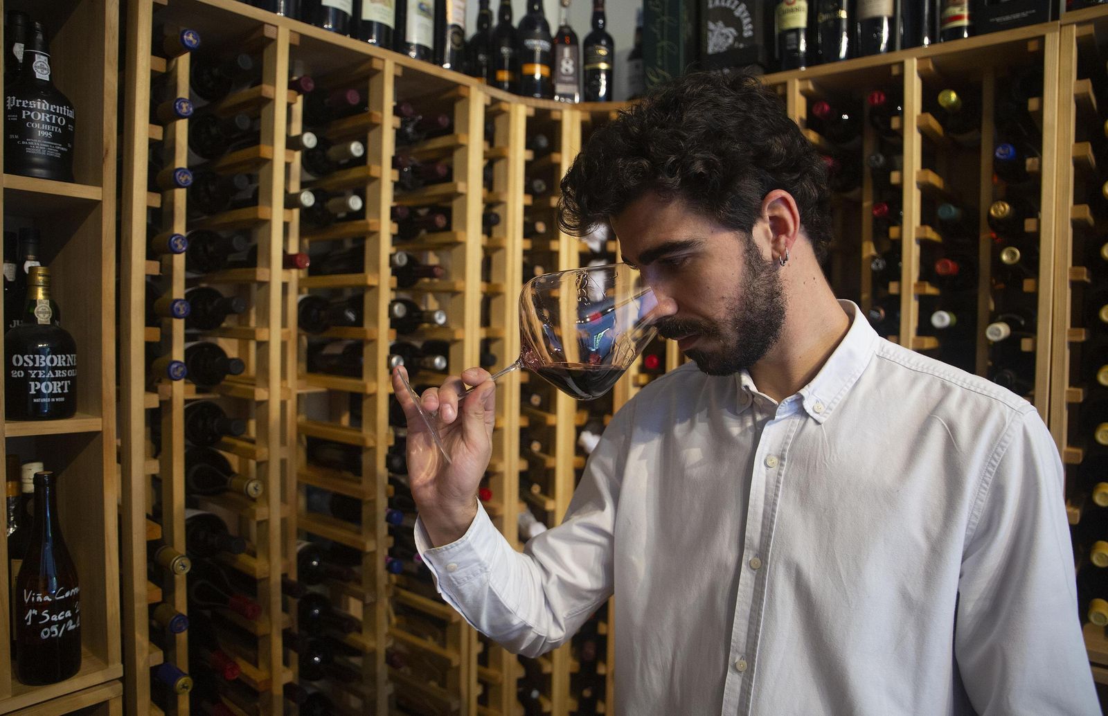 Robert Tetas cata el aroma de uno de sus vinos en Sobretablas.