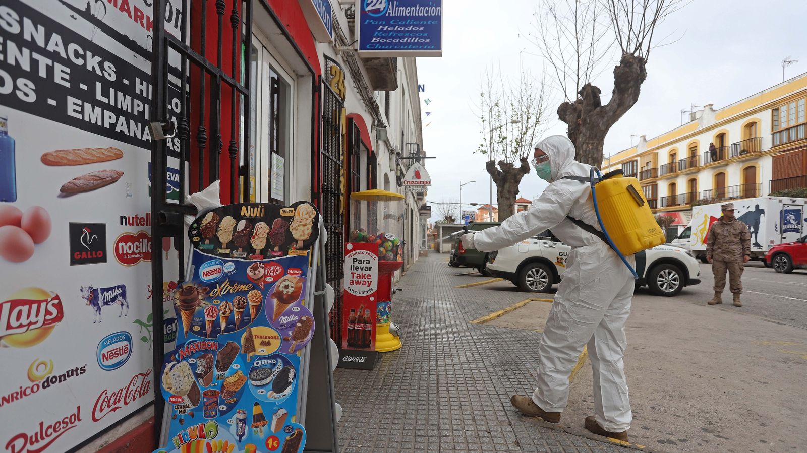Fotos de las tareas de desinfección y limpieza de la Infantería de Marina en Tarifa