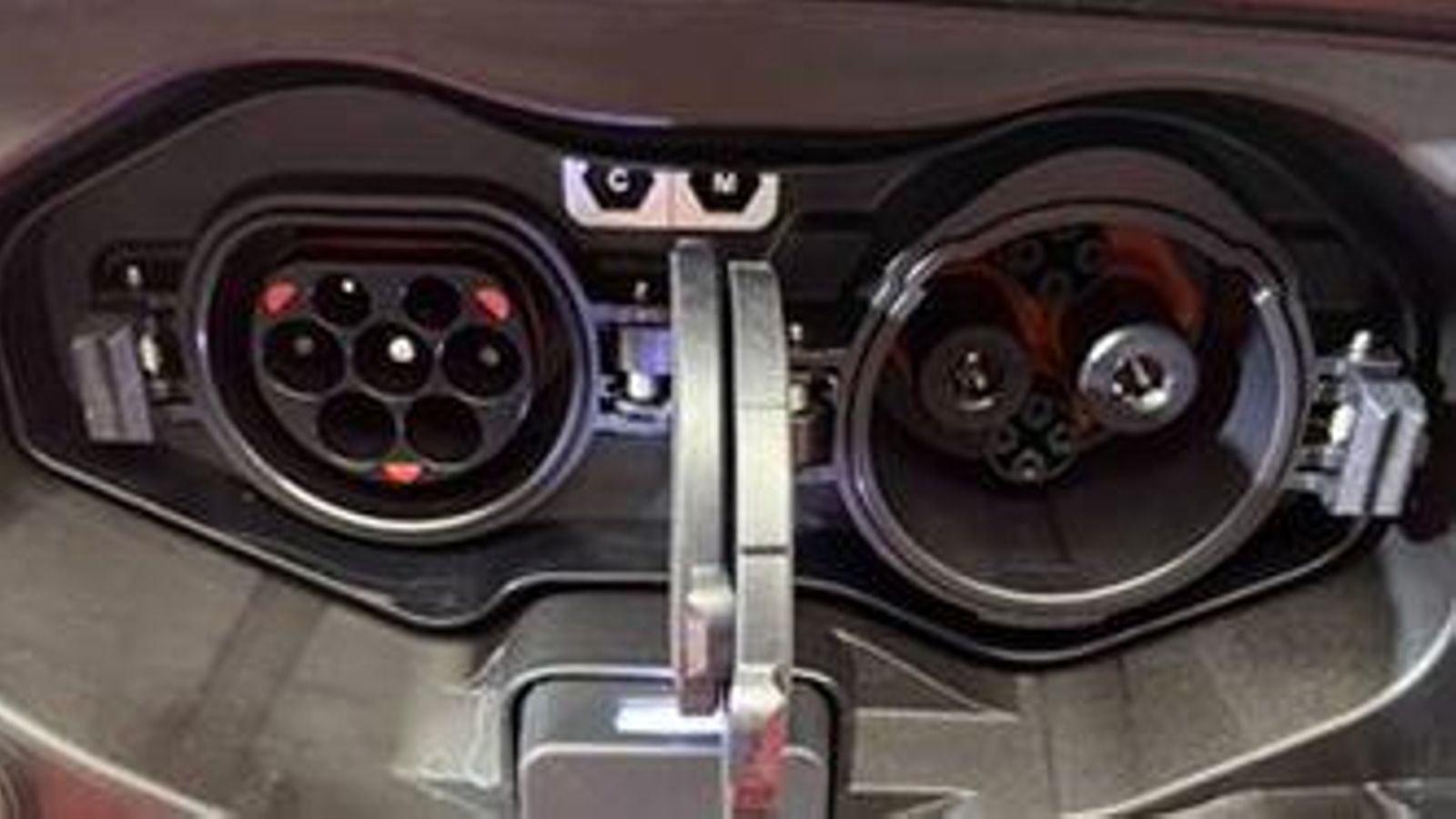 Mitsubishi se ha decantado por un conector CHAdeMO para las cargas con corriente continua, una solución en desuso en Europa. Mitsubishi se ha decantado por un conector CHAdeMO para las cargas con corriente continua, una solución en desuso en Europa.