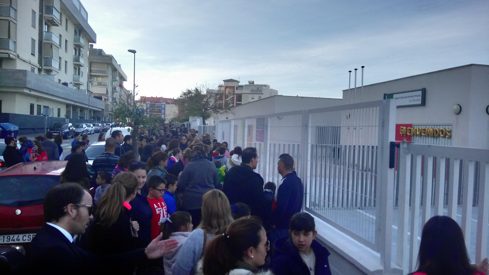 Los padres y los alumnos del centro esta mañana a la espera de conocer las instalaciones