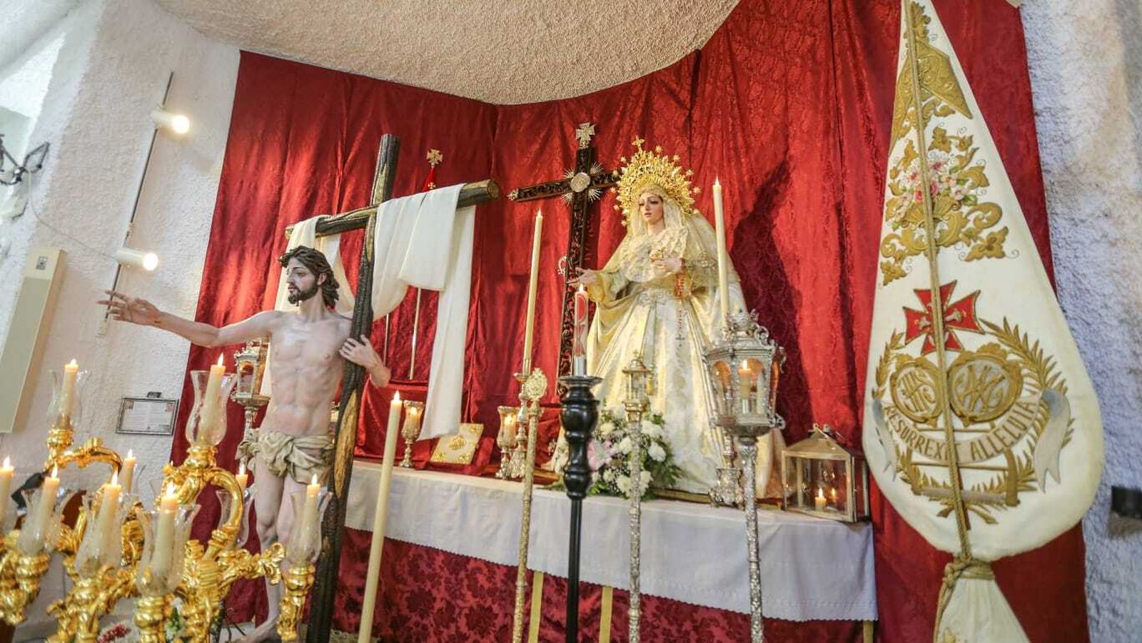 La Virgen de la Victoria, junto a la imagen de Cristo Resucitado, titulares de la hermandad.