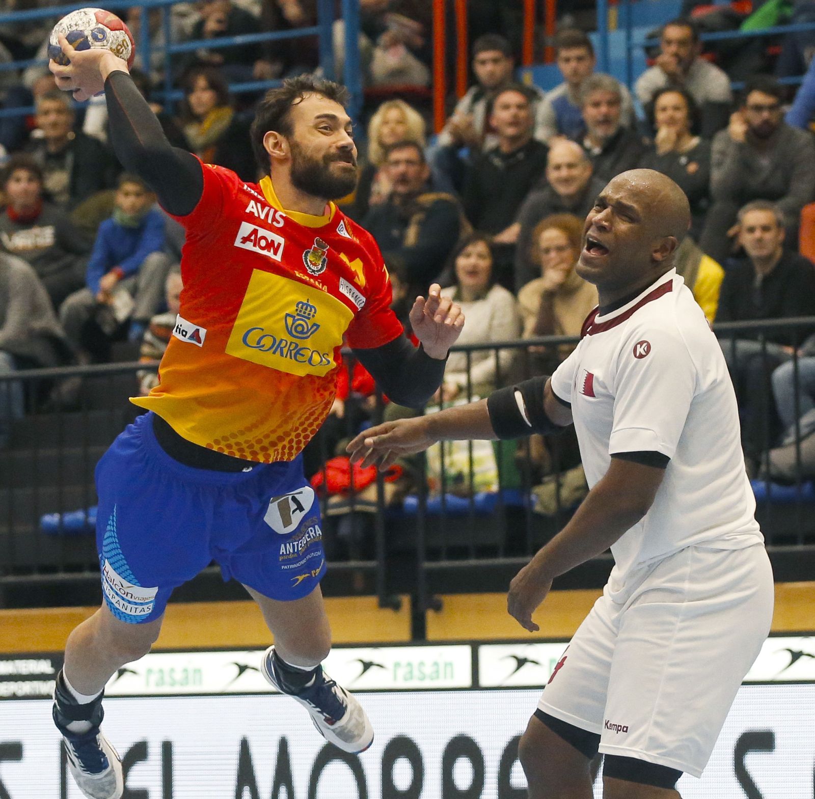 Daniel Sarmiento dispara a puerta.