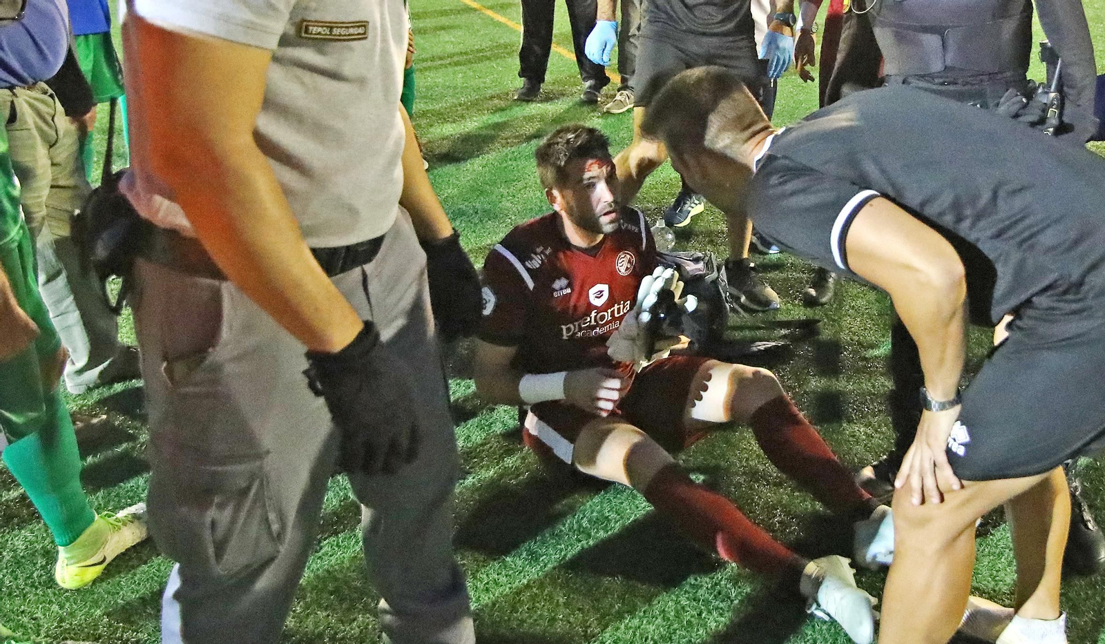 Pizana, en el suelo y sangrando tras recibir el monedazo.