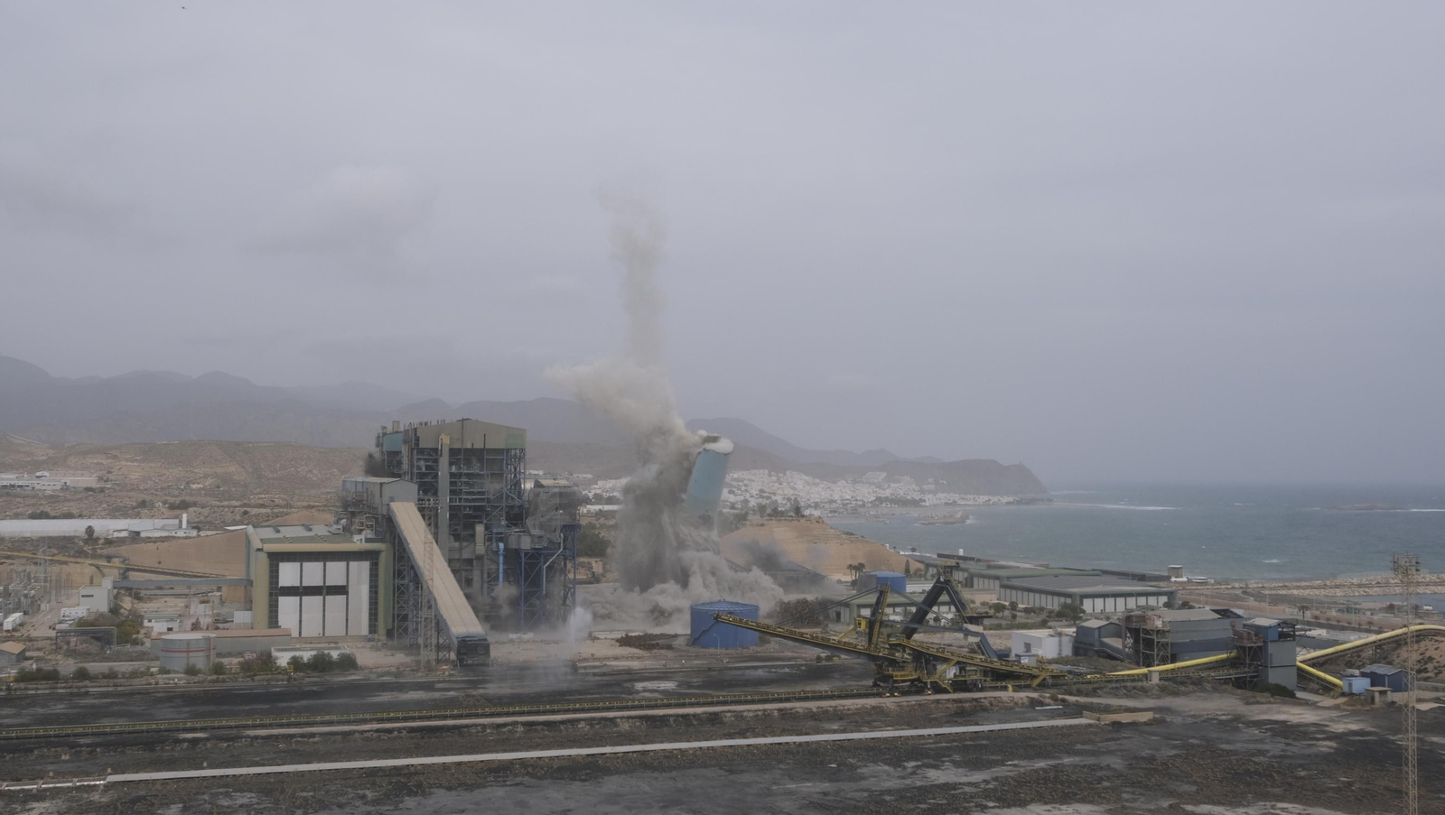 El derribo de la Torre Litoral de Endesa en Carboneras, en imágenes