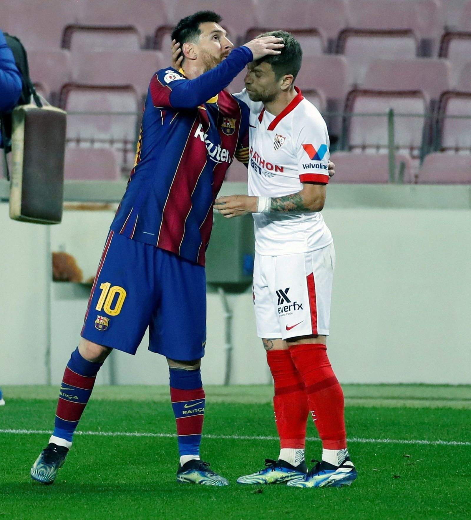 Messi y Papu se saludan amigablemente al término del partido.