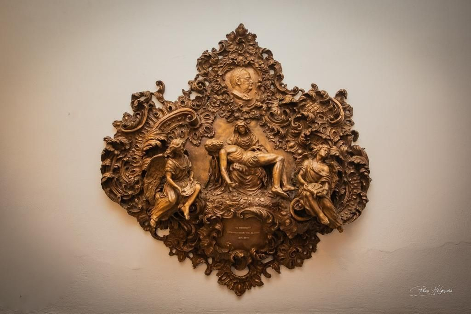 El monumento recoge varias referencias a la obra de Dubé