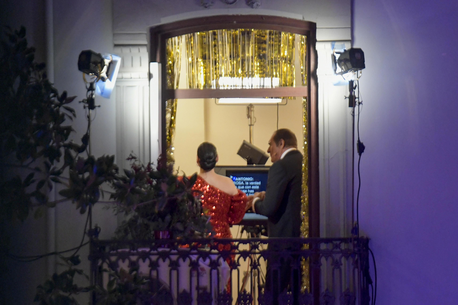 Así fue la Nochevieja 2021 en Granada, en imágenes: uvas en una Plaza del Carmen vallada y ambiente de fiesta en la calle