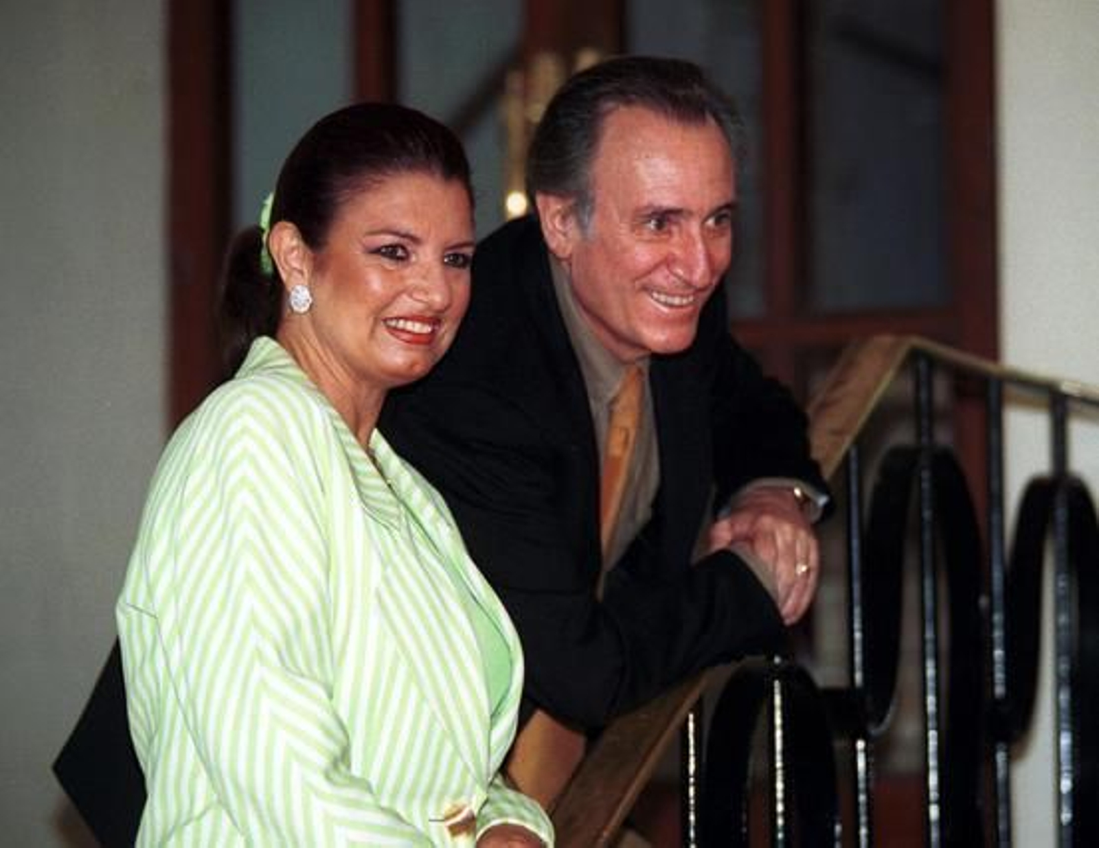 Manolo Escobar, con la tonadillera Ana del Río en la promoción de su espectáculo De Puerto en Puerto en 2002.
