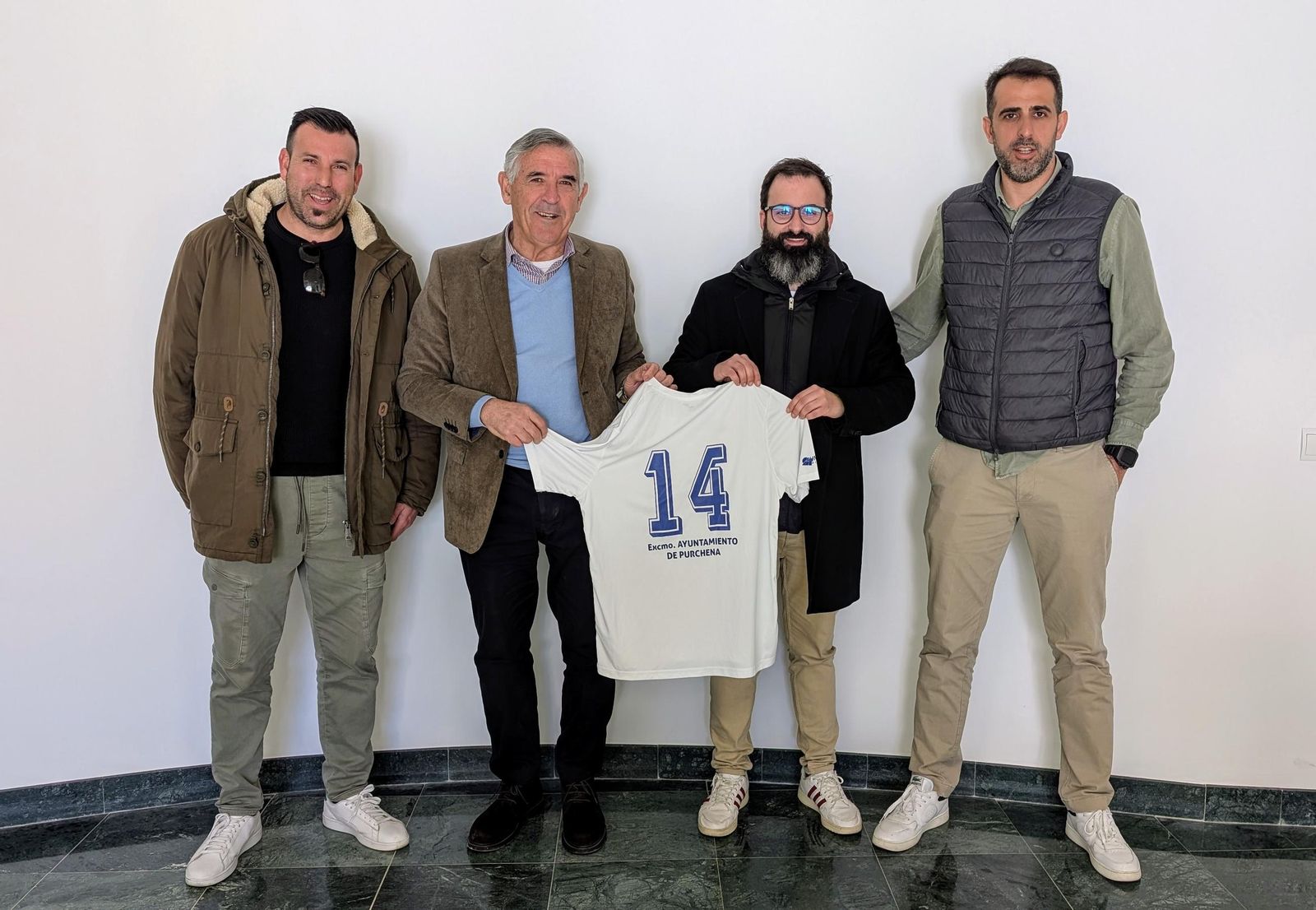 Los representantes institucionales y del club almeriense posan con la camiseta del equipo tras la firma del convenio.