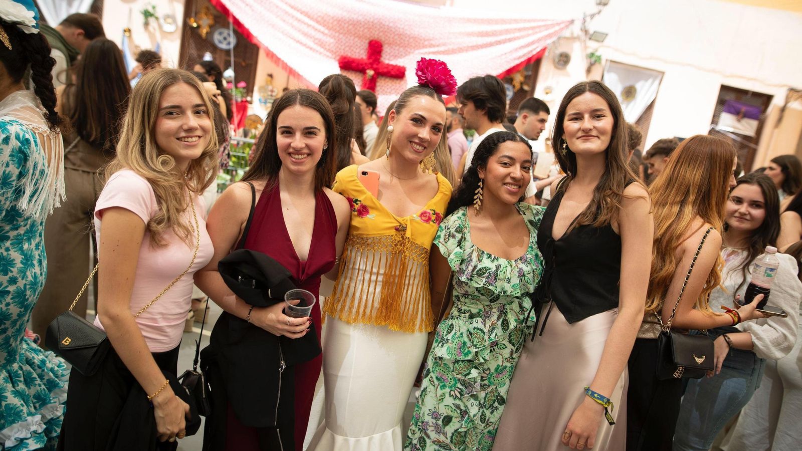 Ana, Lucía, Candela y sus amigas disfrutando de las Cruces