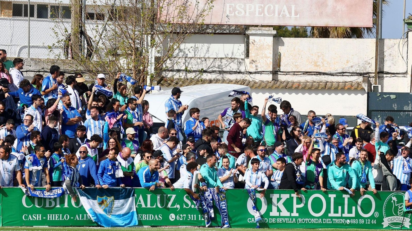 La afición anima en El Palmar.
