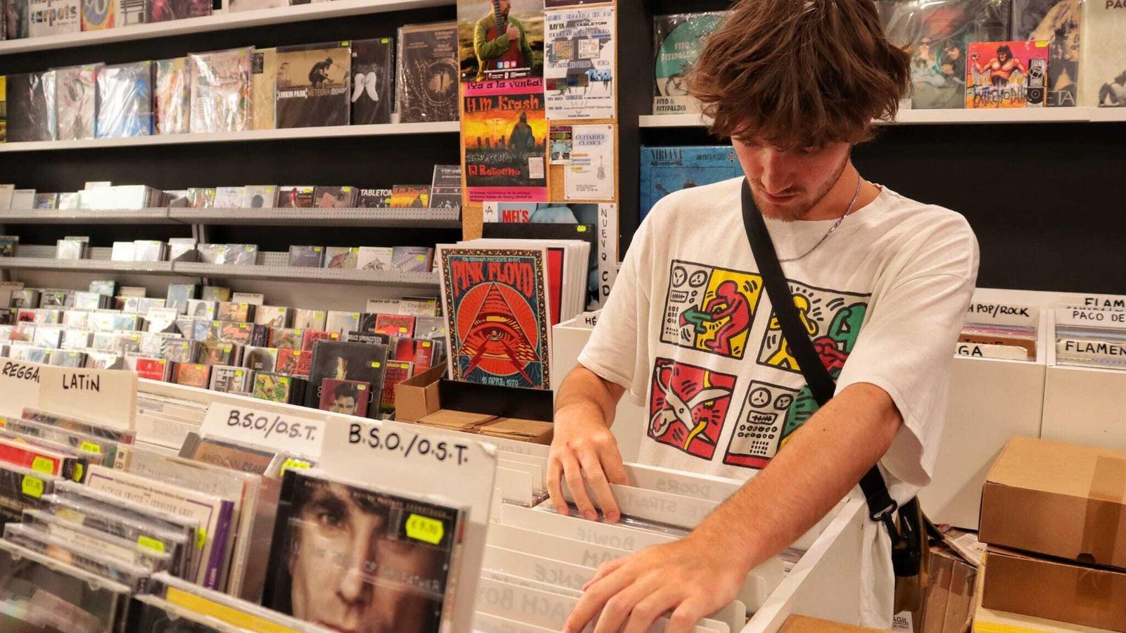 Joven buscando vinilos en Discos Candilejas.