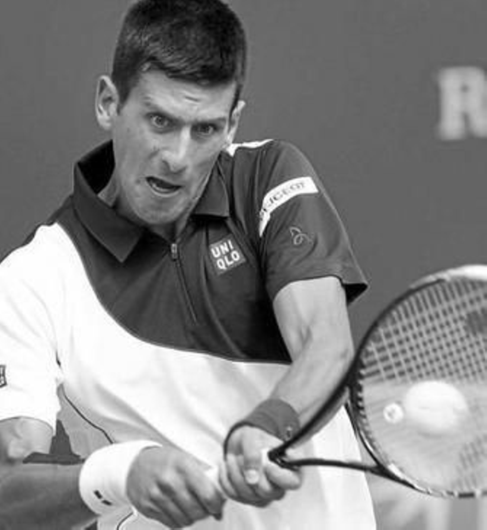 Djokovic golpe de revés la bola en su encuentro contra Montañés.