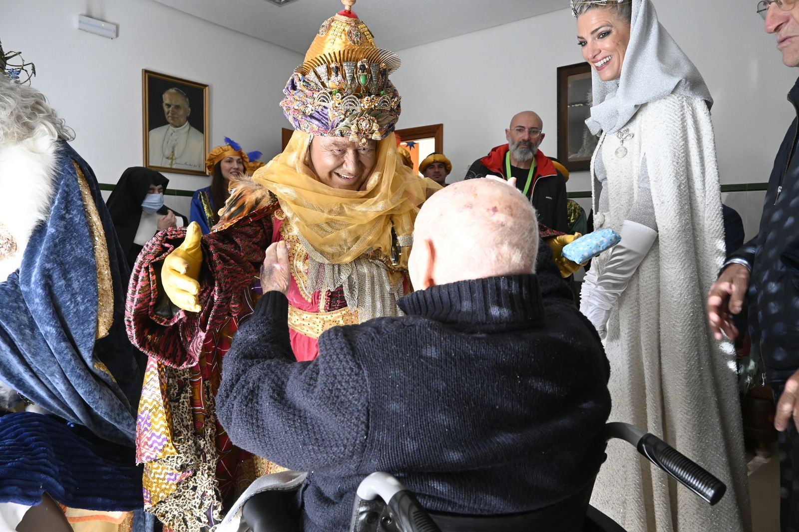 Visita de los Reyes Magos a los ancianos de los asilos de Huelva, en imágenes