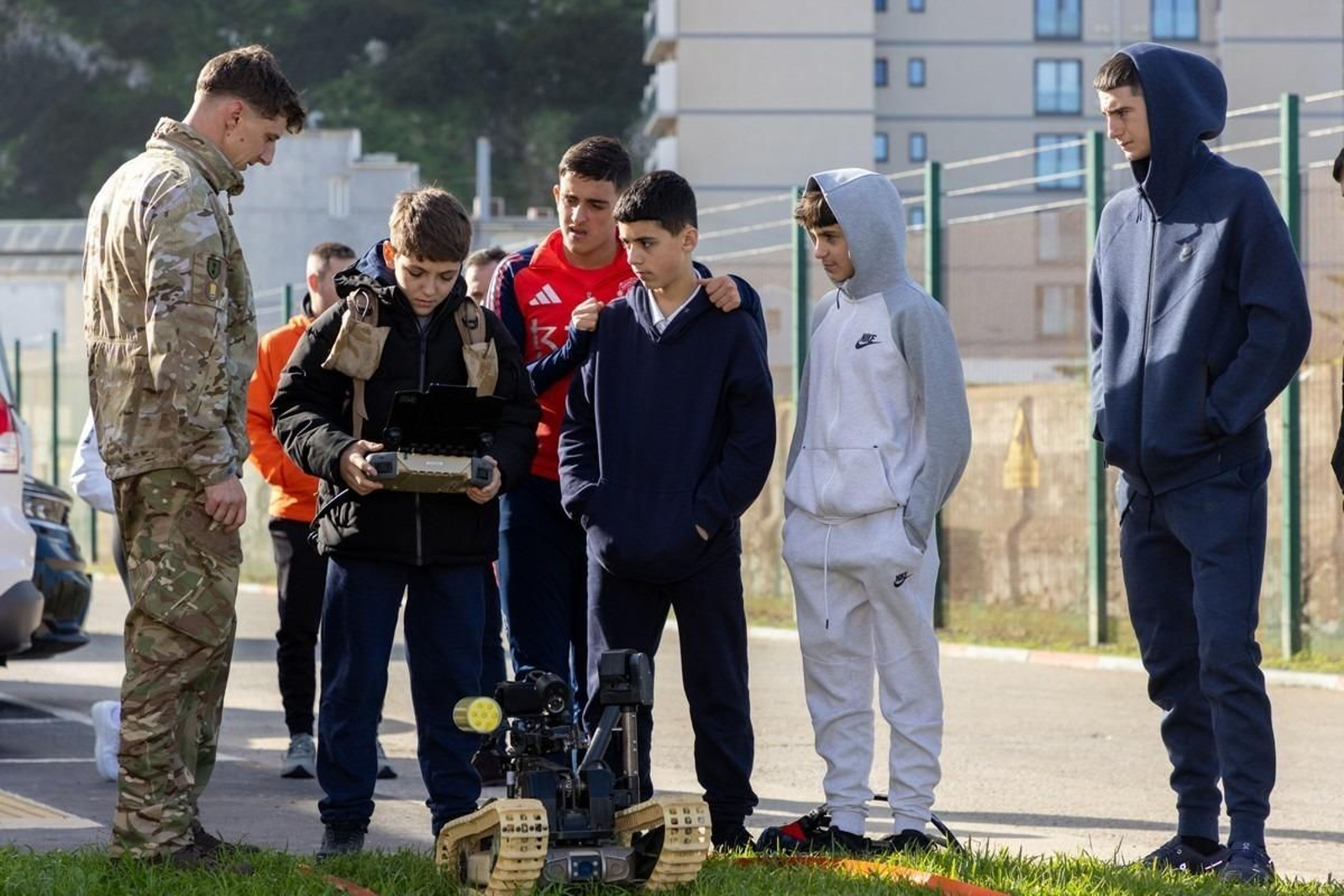 Estudiantes con un miembro del Regimiento de Gibraltar.