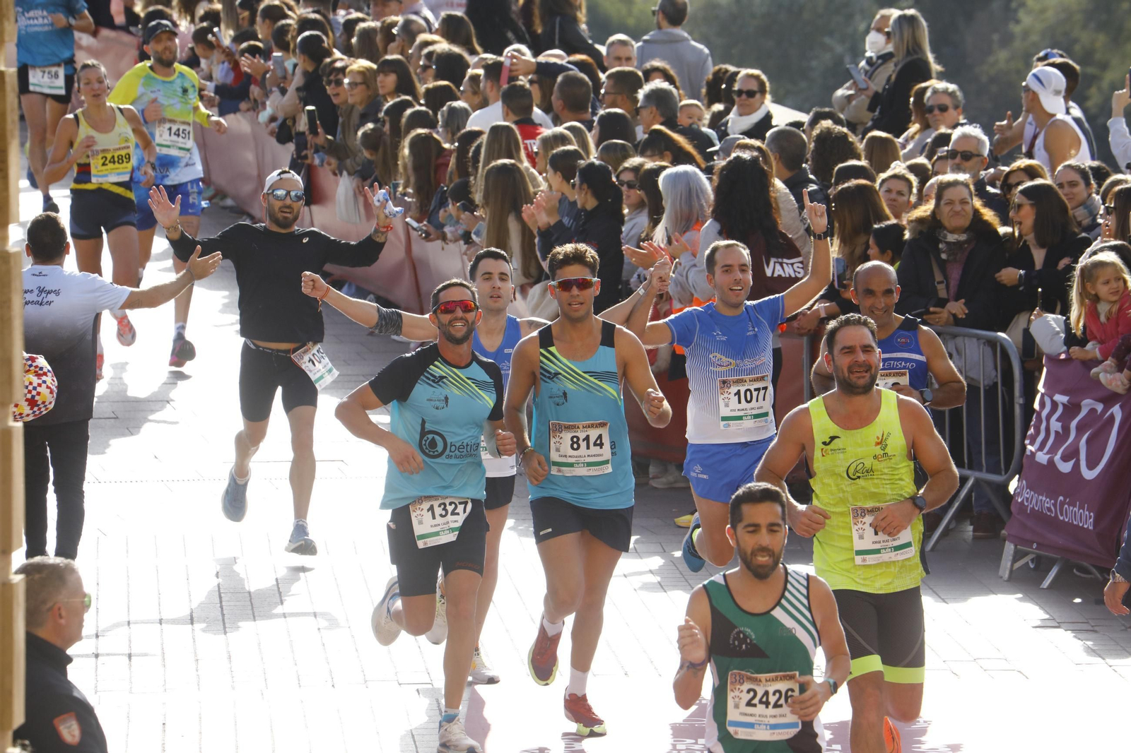 La gloria de cruzar la Puerta del Puente: las fotos de la línea de meta de la Media Maratón de Córdoba 2024