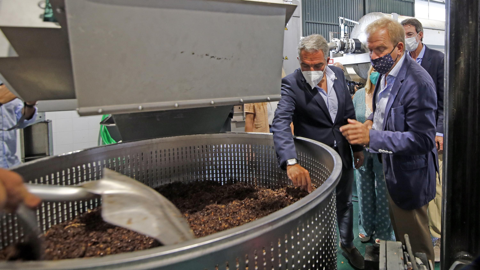 Elías Bendodo visita la viña de Pedro Ximenez de González Byass