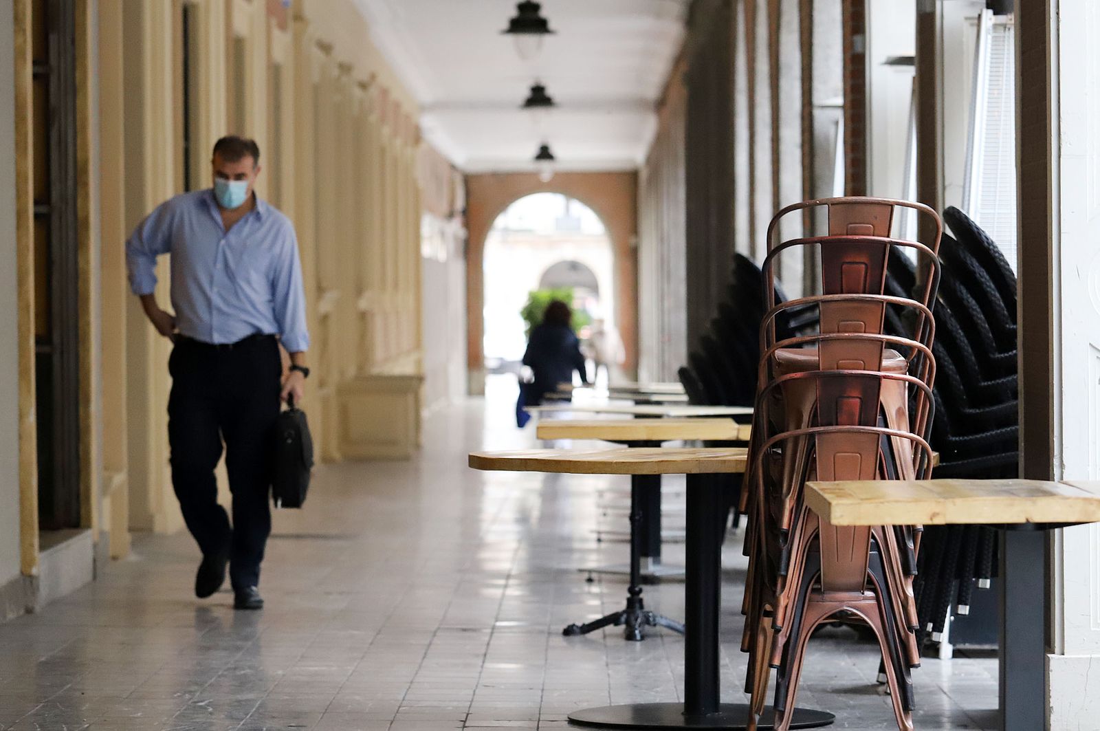 Una terraza sin gente en la capital onubense.