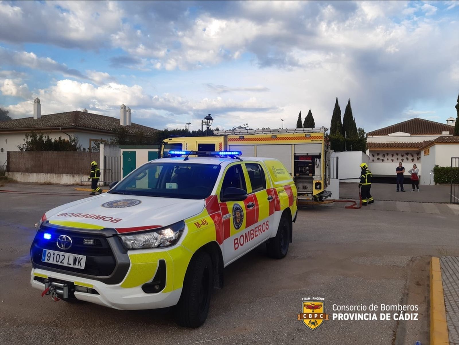 Los bomberos, durante su intervención en Castellar.
