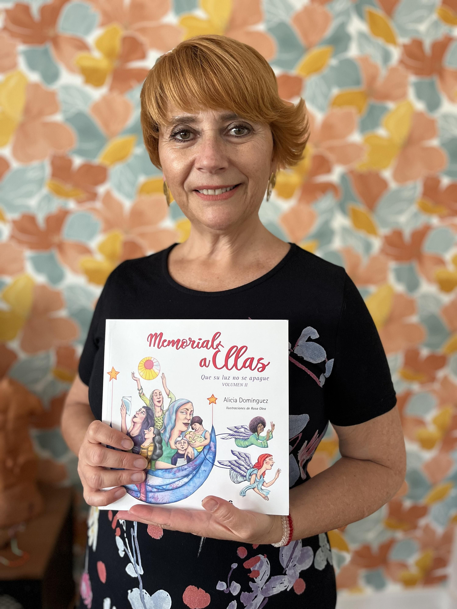 Alicia Domínguez con un ejemplar de 'Memorial a ellas, que su luz no se apague'. Alicia Domínguez con un ejemplar de 'Memorial a ellas, que su luz no se apague'.