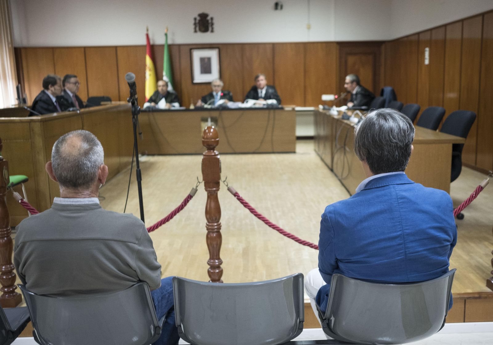 El funcionario y el asesor de extranjeros, ayer, en la sala de vistas de la Sección Tercera.