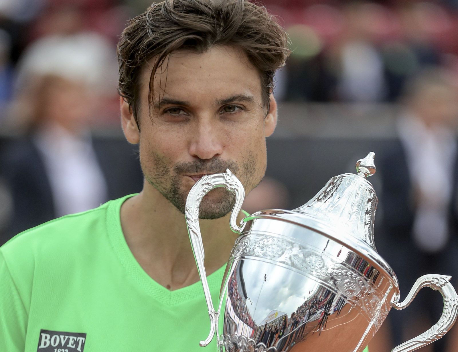 David Ferrer besa el trofeo.