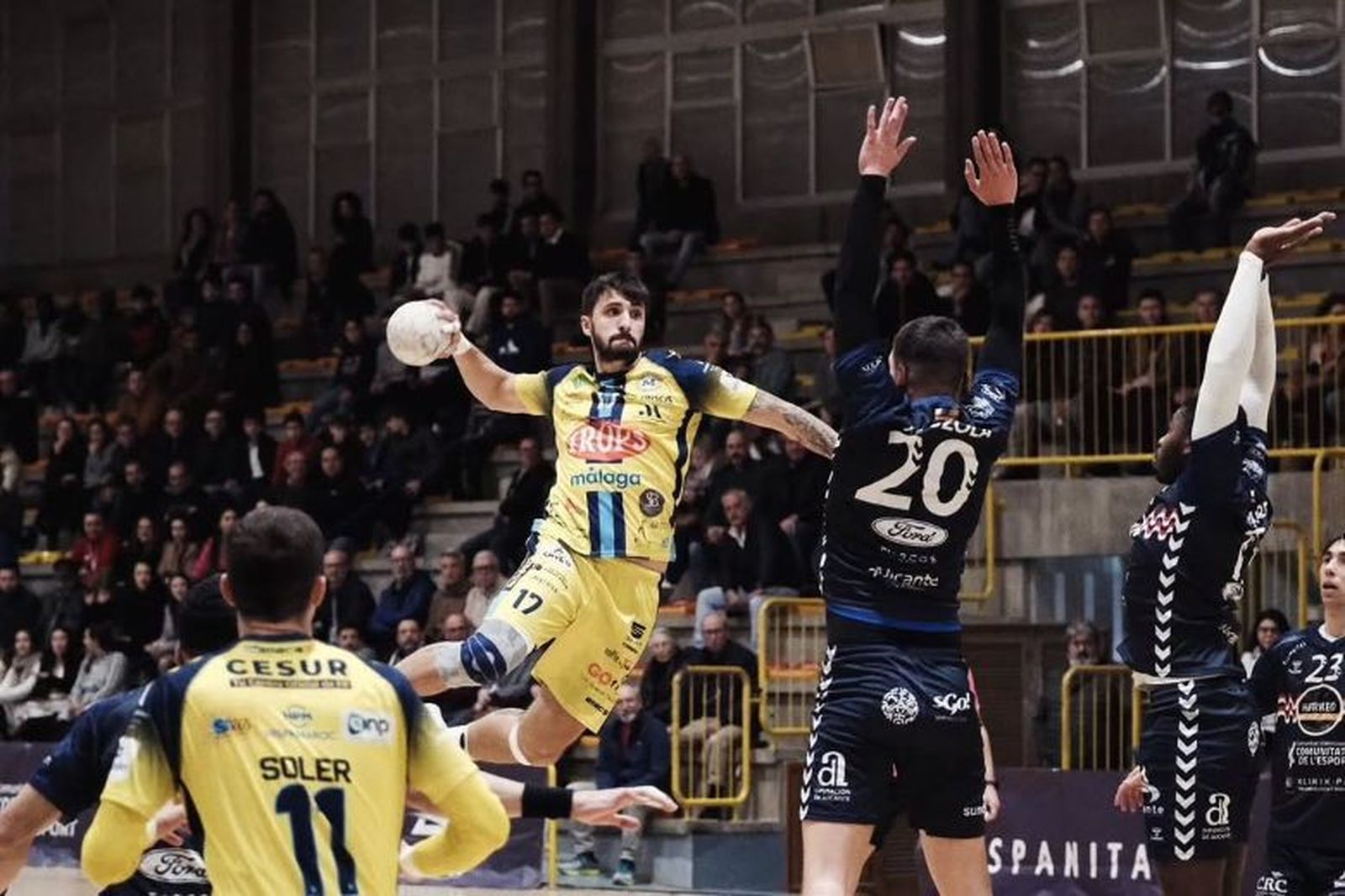 Henrique, refuerzo del PAN Moguer, lanza a portería.