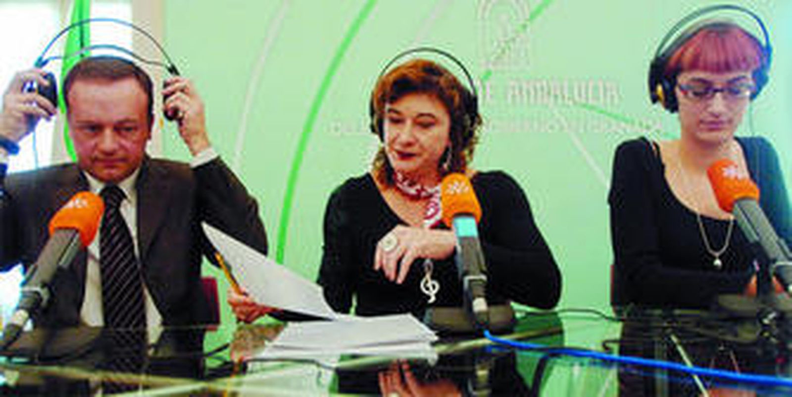 1. El delegado de la Junta, Jesús Huertas, acompañó a Primi Sanz y Susana Escudero en la emisión 2. El alcalde de la ciudad, José Torres Hurtado, o Juana María Rodríguez, vicepresidenta de la Diputación, respaldaron el acto. 3. Personalidades de la política y los medios celebraron el aniversario. 4. Aurelio Cappa llegó a Cana Sur hace 20 años 5. Tico Medina, una de las voces más características de la radio.