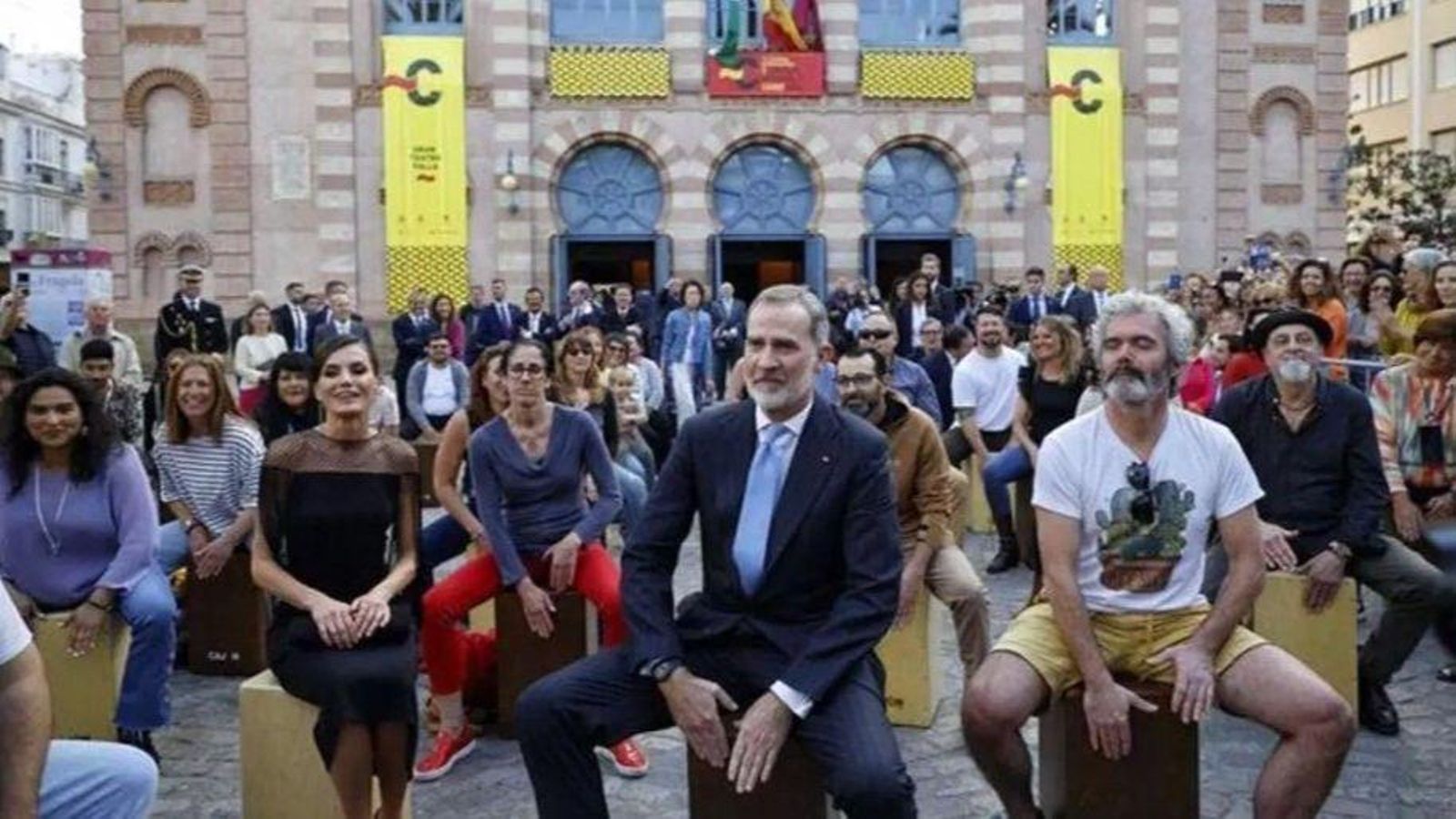 Los Reyes de España tocan el cajón delante del Gran Teatro Falla.