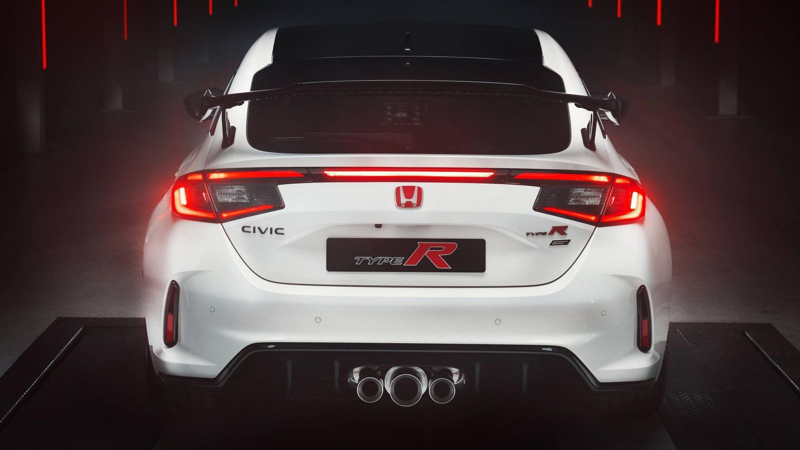 El precio base del Type R es de 58.500 euros y esta serie Ultimate Edition podría estar por encima de los 60.000 euros, salvo sorpresa. El precio base del Type R es de 58.500 euros y esta serie Ultimate Edition podría estar por encima de los 60.000 euros, salvo sorpresa.