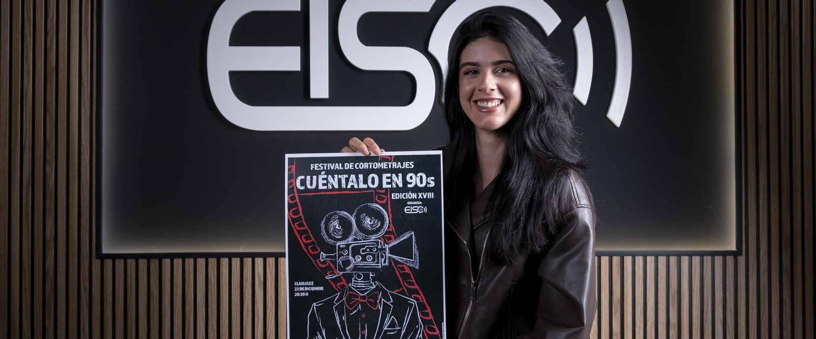 Lucía Espíndola con el cartel ganador del Festival de Cortometrajes.