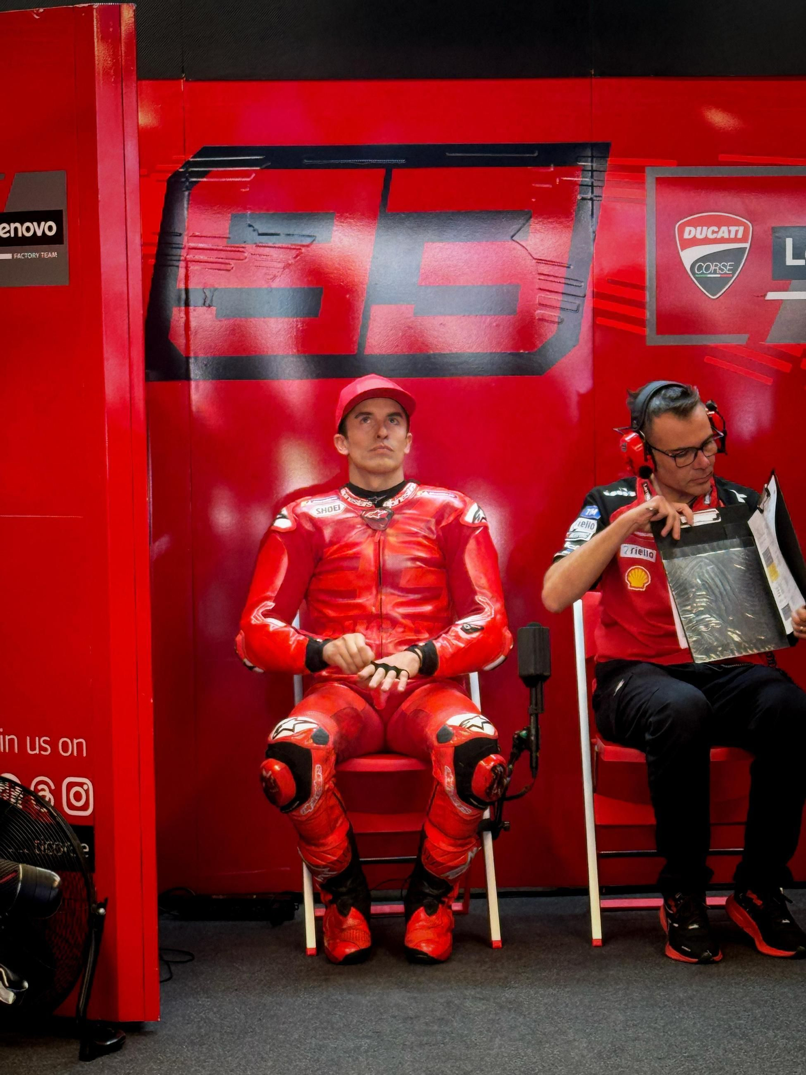Márquez, en el box del Ducati Team.