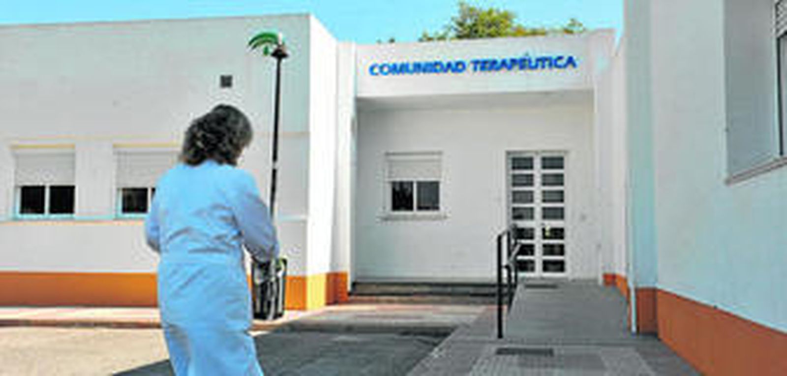 Acceso a la comunidad terapéutica de salud mental del Hospital Virgen del Rocío, en Los Bermejales.