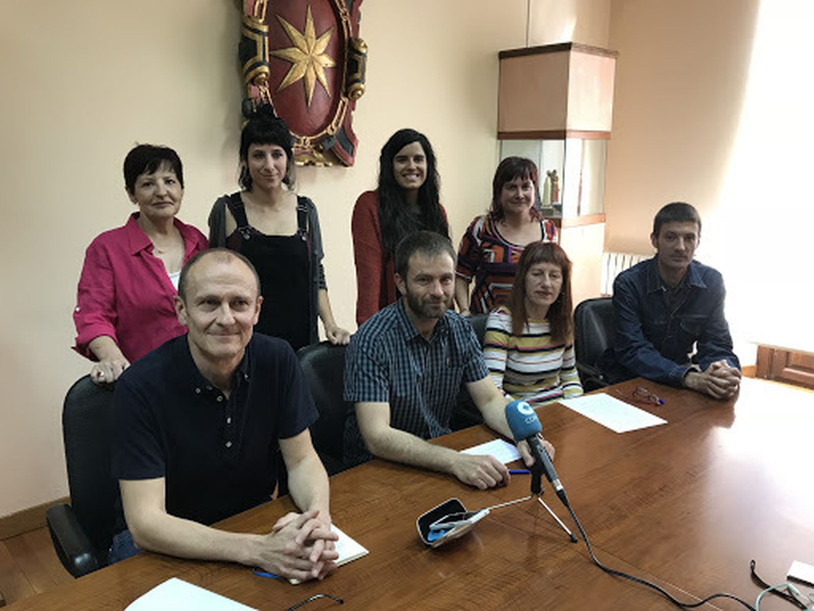 El alcalde de Estella, Koldo Leoz (centro), junto a otros concejales de EH Bildu en la localidad navarra.
