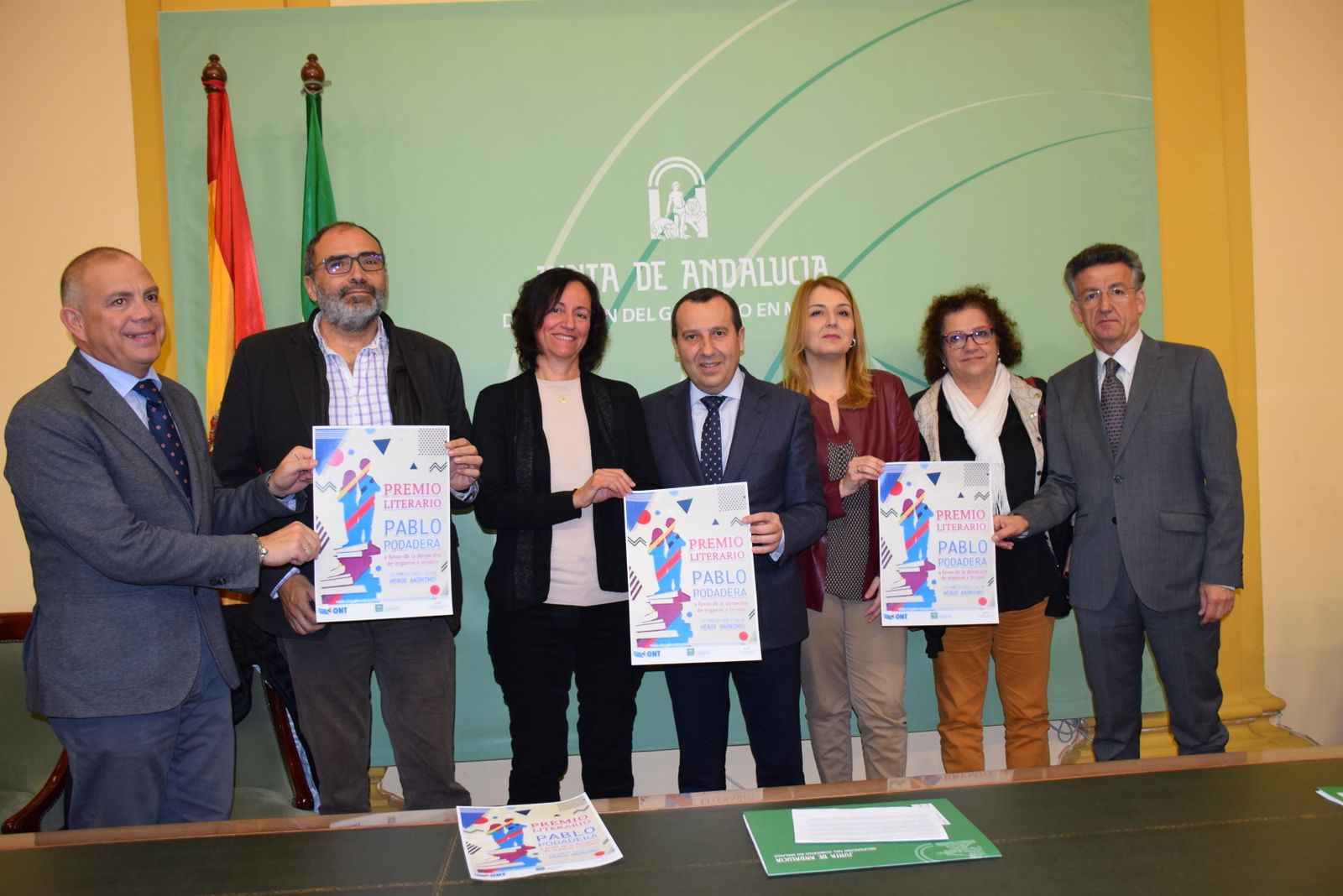 El delegado del Gobierno junto a la madre de Pablo Podadera, en el centro.